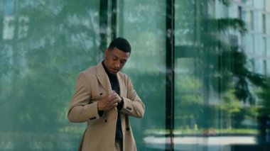 Havalı, zengin, Afrikalı, Amerikalı iş adamı şehir dışında ofis binası CEO 'su erkek iş adamı şık güneş gözlüğü takıyor kendine güvenen, modaya uyan, şehir tarzı kariyer başarısı modern görünüm takıyor.