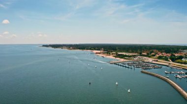 Torreira kıyı manzarası sakin okyanus ufku mavi deniz mavisi kumlu sahil tekneleri marina rıhtımı kıyıları Portekiz seyahati konsepti yurt dışı panoramik tatil