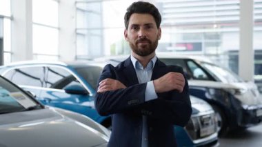 Gururlu beyaz iş adamı, araba galerisinde gülümsüyor. Erkek, kendine güvenen, danışman, işadamı, müşteri, yeni oto kiralama servisi satış aracı pozu veriyor.
