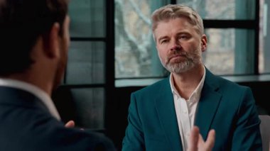 Kafkas işadamı ofis çatışmasında ortağıyla tartışıyor iş arkadaşları kötü işbirliği yapıyorlar erkek lider patron, çalışanın strateji sorununu tartıştığını savunuyor