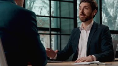 Kafkas iş adamı danışman müşteri yöneticisi modern ofis danışman danışman danışman profesyonel iş görüşmelerinde banka çalışanı erkekler yatırım sigortası önerisi sunar