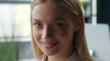 Düşünceli portre, beyaz iş kadınının kameraya bakıp gülümseyen neşeli iş kadını kadın, ofis şirketinde çalışan uzman bir bayanın gülümseyişi.