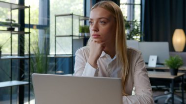 Ofisteki Kafkasyalı iş kadını, iş çözümleri üzerine kafa yoruyor. Düşünen bir kadın. Düşünen bir kız.