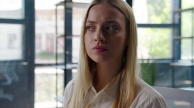 İş kadını Avrupalı düşünceli, düşünceli iş kadını dalgın, kararsız, beyaz, kadın, şirket lideri iş fikrini düşünen ofis düşünceleri karmaşık.