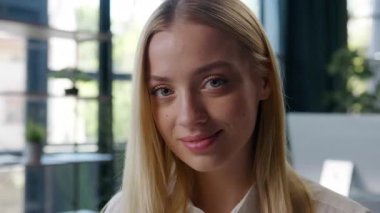 Beyaz, iş kadını, neşeli bir şekilde gülümseyen ofis şirketindeki kameraya gülümseyen Avrupalı iş kadını, neşeli Avrupalı iş kadını, kız öğrenci, kapalı alanda iş yaparken gülümsüyor.