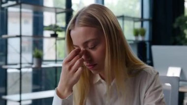 Sağlıksız portre. Kafkasyalı, bulanık görme bozukluğu olan iş kadını. Gözlerinde tahriş.