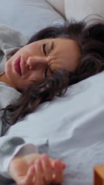 Kafkasyalı bir kadın kötü bir şekilde öksürük baş ağrısı çekiyor. Yatakta yatan baş ağrısı çekiyor. Solunum yetmezliği çekiyor.