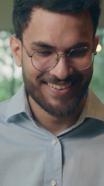 Mutlu kaygısız Hintli işadamı, gülümseyen bir dizüstü bilgisayar, Müslüman etnik iş adamı yönetici yönetici, Arap profesyonel girişimci, internet üzerinden bilgisayar geliştirme firmasında çalışıyor.