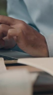 Çok yönlü iş adamı aşırı yükleme dizüstü bilgisayarla çalışıyor telefon görüşmeleri, telefon görüşmeleri, kafe Hintli erkek işveren Arap adam online olarak çalışıyor iş sorunları çözen iş adamı