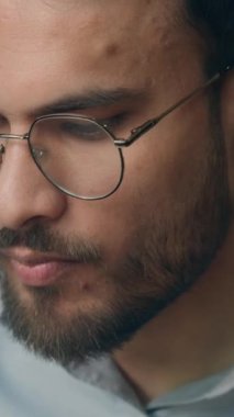 Düşünceli Hintli iş adamı kahve fincanı çayı içerken rüya gören iş adamı düşünceli erkek adam kafeteryada öğle yemeği yiyor.