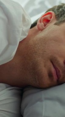 Kafkasyalı bir adam yatağında uyanıyor. Akıllı telefonlu, uykulu erkek çocuğu kontrol ediyor. Haftasonu dinleniyor, uyukluyor, uyukluyor.