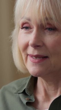 Yaşlı neşeli gülümseyen Kafkasyalı kadın video konferansından emekli kadın büyükanne web kamerasıyla konuşuyor evde neşeli bir bilgisayar kullanarak modern teknoloji sohbetinin keyfini çıkarın.