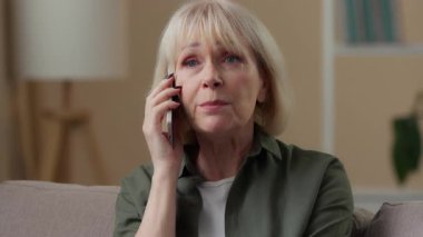 Kafkasyalı yaşlı, öfkeli, öfkeli, cep telefonlu bir kadın. Konuşuyor, konuşuyor. Emekli, sinirli, sinirli, sinirli bayan konuşuyor.
