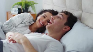 Mutlu Kafkasyalı çift kadın, yatak odasında uzanmış, gülüyor, kadın, erkek, erkek, eğlenceli sohbet, dinlenme, birlikte eğlenme, sevgili, rahat, rüya gibi ilişkinin keyfini çıkarıyor.