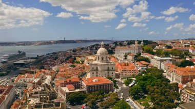 Lizbon Portekiz insansız hava aracı panoraması Ulusal Pantheon Kubbesi Tagus Nehri suyu güzel sahil kıyısı 25 de Abril Köprüsü tarihi Alfama çatıları Avrupa başkenti havacılık manzaralı seyahat turizmi