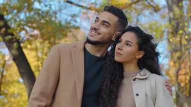 Dalgın rüya gören mutlu Arap çift sonbahar parkında ilham perisine bakıyor. Güzel ağaçlar, sarı yapraklar sonbahar mevsimi. Gülümseyin.