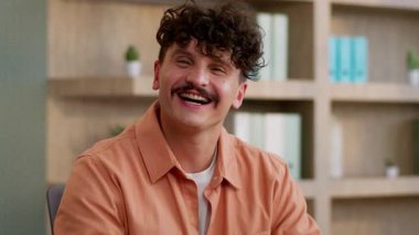 Portre gülümseyen iş adamı gülen beyaz iş adamı. Ofiste kameraya bakıp gülen adam. İş yerinde eğlenceli tepkiler veren adam.