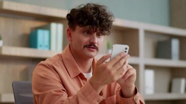 Ofiste cep telefonu kazanan Kafkasyalı iş adamı iş adamı erkek girişimci akıllı telefonla kazandı duygusal bağrışan menajer kazananı kutlarken başarılı oldu.