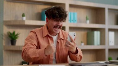 Sinirli Avrupalı işadamı, cep telefonu mağlubiyeti yüzünden mağlup oldu. Kafkasyalı sıkıntı çeken, akıllı telefon arızası yaşayan erkek, başarısız oldu. Para borcunu kaybetti.