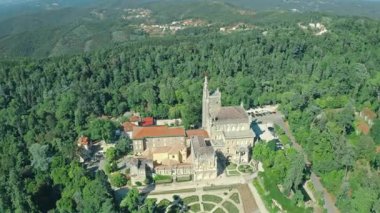 Luso Portekiz 'deki Bussaco Sarayı' nın en güzel manzarası yeşil park ağaçlarını, ormanları, bahçeleri, Portekiz mimari mirasını Avrupa turizm gezilerini çevreledi.