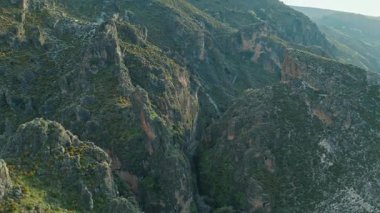 İspanya 'daki Sierra Nevada Ulusal Parkı bölgesi Akdeniz kıyısı boyunca uzanan Güney İber Yarımadası' ndaki dev dağların doruk noktası Endülüs Granada doğa turizmi