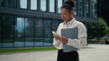 Şehirde gülümseyen iki iş adamı cep telefonu kullanan Afrikalı iş kadınlarıyla konuşuyor. Kafkasyalı iş adamı, iş arkadaşlarıyla konuşuyor. Arkadaşlık çeşitliliği ile ilgili konuşuyorlar. Dışarıda ortaklarla buluşuyorlar.