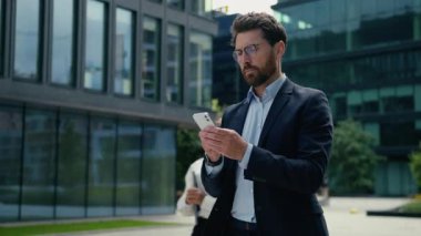 Kafkasyalı iş adamı cep telefonlu Afrikalı iş kadınını kullanarak şehrin dışında yürüyor. Karşılama yapıyor, iki çok ırklı iş arkadaşı buluşuyor, gülümsüyor ve iş asistanı ortaklığını tartışıyorlar.