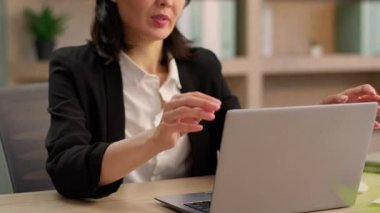 Orta yaşlı Asyalı iş kadını dizüstü bilgisayar işini bitirdi Çinli iş kadını çevrimiçi üretkenliği bitirdi başarılı Japon işveren Koreli kadın girişimci ofiste işini bitirdi