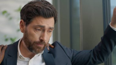 Kafkasyalı üzgün iş adamı tanınmayan iş ortağı iki farklı etnik çeşitlilikteki iş adamının ofis problemleri ile ilgili iş arkadaşlığının bozulması sonucu sakinleştirilmesine destek veriyor.