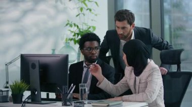 Çeşitli iş grupları ofiste proje pazarlama stratejisini tartışıyor tesettür içindeki Afrikalı Amerikalı erkek erkeğe ve Kafkas erkek takım çalışması işbirliği toplantısına bakıyor