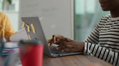 Gündelik iş alanında yaratıcı işbirliği üç çok ırklı gayri resmi iş adamı verileri paylaşıyor bilgi paylaşımı Afrikalı kadın laptopçu Asyalı erkek dinliyor verimli bir ofiste birlikte çalışıyorlar