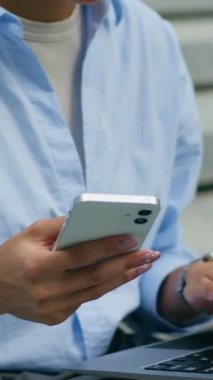 Bilgisayarlı cep telefonu şehrinde çalışan çok görevli Afro-Amerikan iş kadını ofis dışında bilgisayar işkadını daktilo eden iş kadını elinde akıllı telefon tutan ve online teknoloji ile serbest sohbet eden