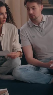 Çok ırklı aile taşınma çatışması. Evdeki fotoğrafları, beyaz erkek erkek, kadın kadın kadın, tasarım resimlerini tartışırken ev yenileme tartışması yapıyor.