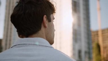 Düşünen Kafkasyalı iş adamının gökdelenlere bakıp şehir planlama işadamını düşündüğünü düşün. Şehir merkezindeki şehir standında duran emlakçı erkek adam.