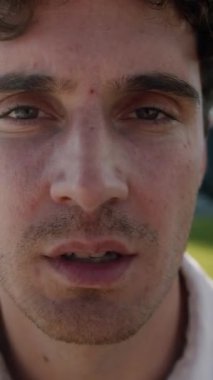 Portre, yüzü avuç içleriyle kaplayan beyaz iş adamının stresli bir iş adamı olduğunu vurguladı. Erkek işveren, kameraya bakıyor. Şehirde üzüntüden saklanıyor.