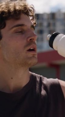 Yorgun, Kafkasyalı, sporcu, sporcu, sporcu, sporcu, koşucu, koşucu, koşucu, koşudan sonra ferahlatıcı, sporcu, sporcu, sabah koşusundan sonra yenilenmiş su içiyor.