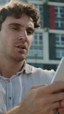 Stresli bir şekilde hayal kırıklığına uğramış Kafkasyalı iş adamı ve cep telefonu işadamı. Akıllı telefon arızası yaşayan erkek. Hatalı bağlantı.