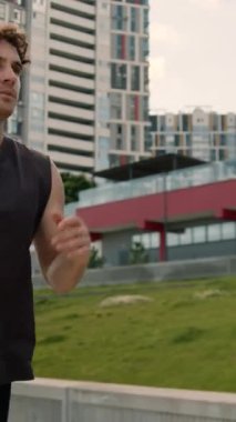Şehre koşan beyaz adam yarışmaya hazırlanıyor. Maraton koşan erkek güçlü atletik, enerjik, sağlıklı sporcu. Hızlı koşu koşucusuna katılıyor.