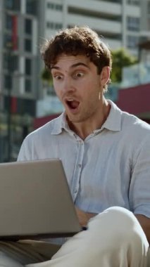 Şaşırmış Kafkasyalı iş adamı dizüstü bilgisayarına bakıyor. Harika haberler okuyor. Erkek iş adamı, bilgisayar kullanıyor.