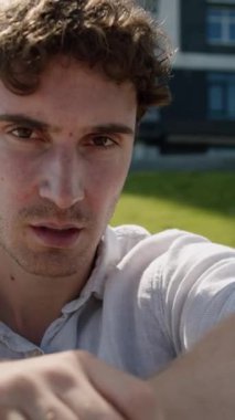 Portre, yorgun, aşırı yüklenmiş, Kafkasyalı iş adamı baş ağrısı, baş ağrısı, baş ağrısı, kameraya bakan erkek işadamı, şehirde bankta otururken aşırı çalışma sorunu yaşıyor.