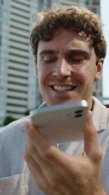 Sinirli Kafkasyalı iş adamı cep telefonundan bağırıyor. Öfke krizi geçiriyor. Kaba bir çığlık atıyor.