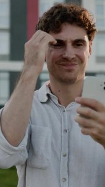 Sinirli Kafkasyalı iş adamı cep telefonu işadamından rahatsız olmuş hissediyor. Akıllı telefon bağlantısını kaybetti. Modern teknoloji uygulaması erkek girişimci ile şehirde hata oldu.