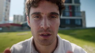 Portre, yüzü avuç içleriyle kaplayan beyaz iş adamının stresli bir iş adamı olduğunu vurguladı. Erkek işveren, kameraya bakıyor. Şehirde üzüntüden saklanıyor.