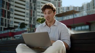 Duygusal şampiyon Kafkasyalı iş adamı laptopçu iş adamı erkek işçi girişimci bilgisayar kazanma uzmanı şehirdeki internet fırsatlarından memnun.