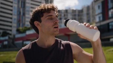 Yorgun, Kafkasyalı, sporcu, sporcu, sporcu, sporcu, koşucu, koşucu, koşucu, koşudan sonra ferahlatıcı, sporcu, sporcu, sabah koşusundan sonra yenilenmiş su içiyor.