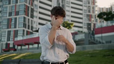 Duygusal olarak rahatsız olmuş Kafkasyalı iş adamı şehirde stres altında. Çaresizlik çeken iş adamı. Erkek işadamı.