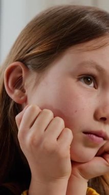 Düşünceli üzgün Kafkasyalı çocuk küçük kız çocuğu üzgün yalnız sıkılmış evde sıkılıyor aile velayeti sorununun kanepe üzerinde çocukluk sorunları çocuk bakımı psikolojisinin yardımı olacağını düşünüyor.