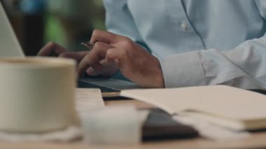 Çok yönlü iş adamı aşırı yükleme dizüstü bilgisayarla çalışıyor telefon görüşmeleri, telefon görüşmeleri, kafe Hintli erkek işveren Arap adam online olarak çalışıyor iş sorunları çözen iş adamı