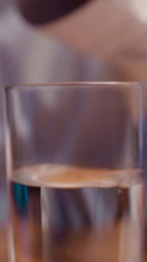 Hasta Asyalı iş adamı dizüstü bilgisayarla su bardağına ilaç atıyor Koreli işadamı baş ağrısı çekiyor uykusuzluk çekiyor aşırı çalışan Japon erkek ve gece ofisinde ilaç kullanıyor.