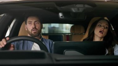 Kafkasyalı çiftler arabalarının içinde tartışıyor. Konuşan kadın, erkek, kız, kız, erkek, erkek, erkek, erkek, yol göstergesi. Stres, otomobil ilişkileri, anlaşmazlık.